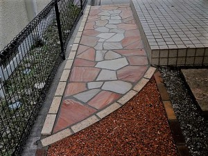 玄関アプローチの自然石貼り松本市ピンクホワイト