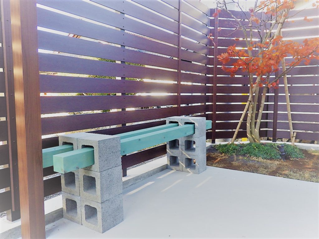おしゃれなガーデングッズ 穴あきブロックと木材を使ったベンチをｄｉｙ エクステリアガーデン お庭の設計 施工の専門店グリーン企画