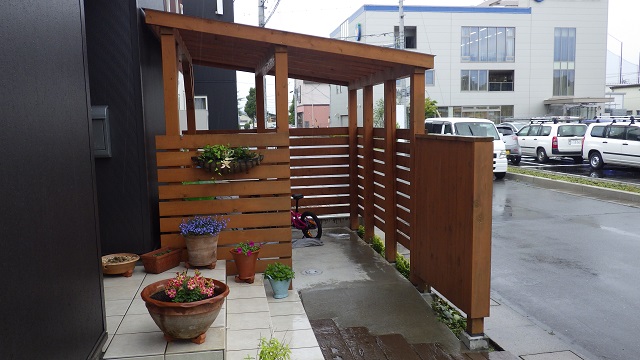 狭い庭でも施工可能 目隠しを兼ね備えたサイクルポート エクステリアガーデン お庭の設計 施工の専門店グリーン企画
