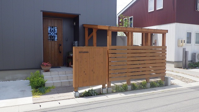 狭い庭でも施工可能 目隠しを兼ね備えたサイクルポート エクステリアガーデン お庭の設計 施工の専門店グリーン企画