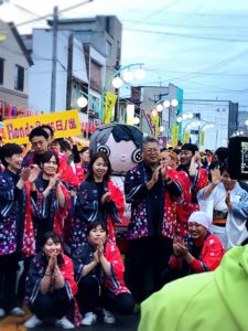 ぴっかりパレード　　　　　17:15～17:45（4丁目駐車場前～辰野駅前） 　ゆるキャラ大集合
