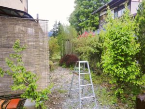 【施工前】花壇との間が曖昧で草取りが大変な庭