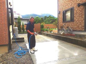 スベリ止め効果のある刷毛引き仕上げ(はけびきしあげ)のコンクリート駐車場