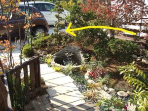 バリアフリー車イス対応のスロープのある庭