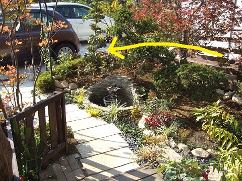 バリアフリー車イス対応のスロープのある庭