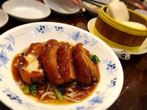 柔らかくトロトロに煮込まれて、東坡肉(トンポウロウ)のように手作り蒸しパンに はさんで食べます。 ごろんと大きくカットされた角煮が２枚。 八角の香りがなんとも言えず、口当たりも良くて美味しいものでした。
