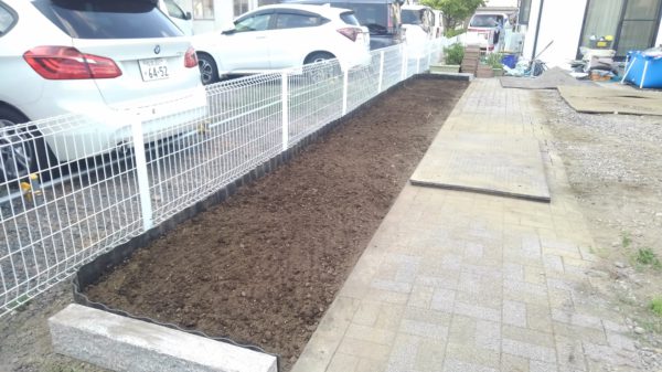 お庭の中で、駐車場やエントランスの横など使っていない隙間のデッドスペースを有効活用して、家庭菜園を作ります。