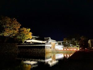 日本最古の国宝夜の松本城🏯紅葉とライトアップ　松本城の紅葉が始まりました