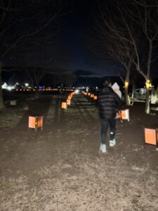 その奥には灯篭が並ぶ光の回廊がずっと続いています。
