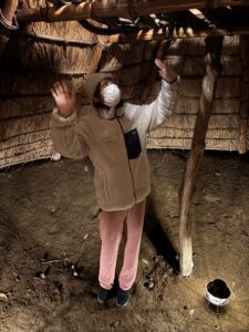 縄文時代の家屋で、入り口から入ると半地下になっていて、上は何本もの柱が組んであり、藁や草木などで屋根を作ってあります。 中に入ると少し暖かい。